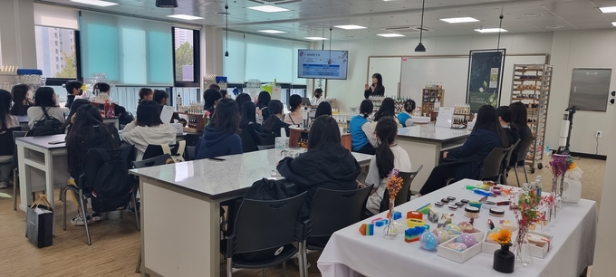  중학교 3학년 학생들을 대상으로 화장품 분야 수업을 소개하고 있는 일산고등학교. (사진=일산고등학교 제공)