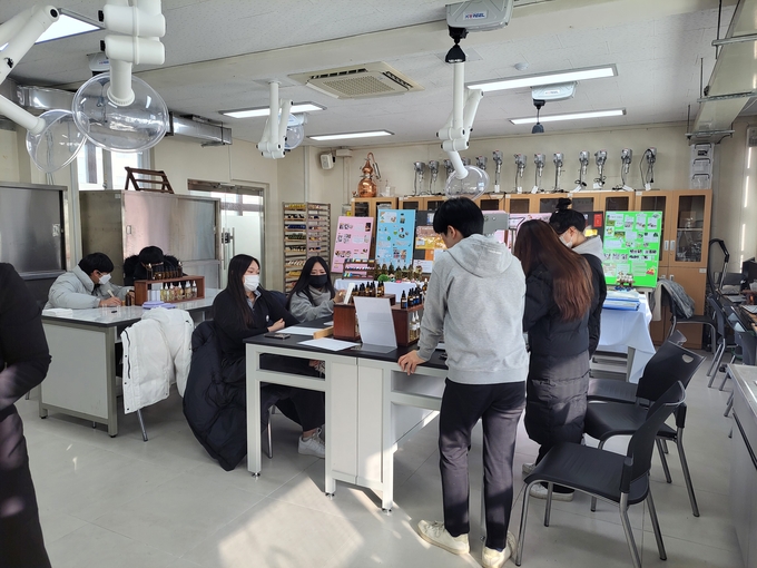  화장품 수업이 진행 중인 일산고등학교 바이오화장품과. (사진=일산고등학교 제공)