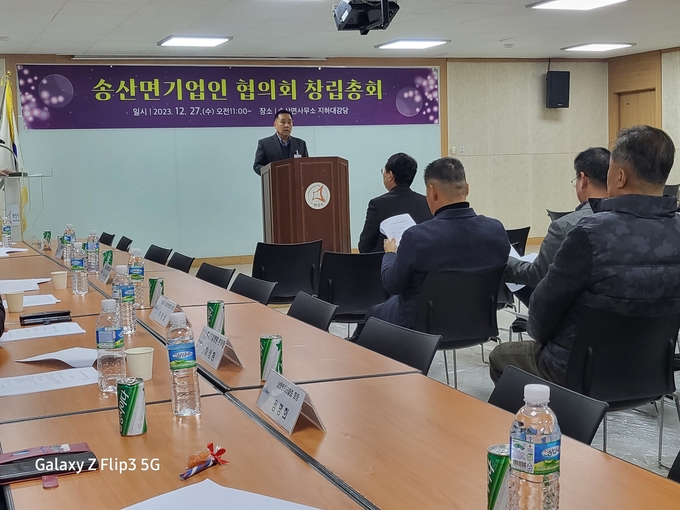 홍영선 초대 협의회장이 앞으로 송산면 기업인협의회의 운영 방향에대해 설명하고 있다. (사진=최순철 기자)