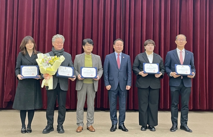 (오른쪽에서 첫 번째)IPA 김순철 경영부문 부사장이 27일 인천시청에서 표창을 수상하고 기념촬영을 하고 있다. ( 사진 = 인천항만공사 제공 )