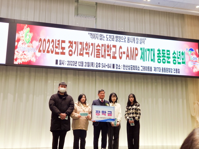 시흥시의회 윤석경·김진영·김수연 의원이 지난 26일 수원컨벤션센터에서 열린 ‘2023 경기도시군의회의장협의회 제13회 의정활동 우수의원 시상식’에서 표창을 받았다.(사진=시흥시의회 제공).