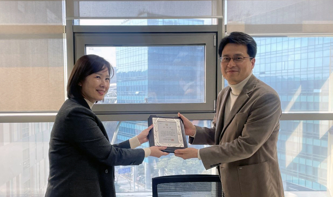 김미정 농협경제지주 김미정 부장(좌) 이완희 NS홈쇼핑 TV상품본부장 상무(우). (사진=NS홈쇼핑 제공)