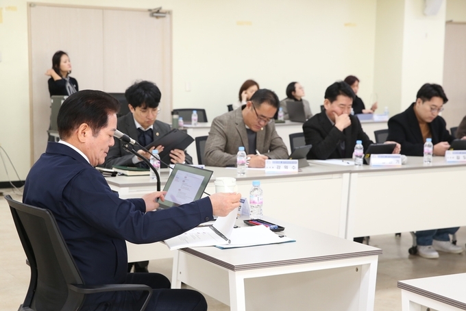 최대호 안양시장이 시청 회의실에서 '청년정책 기본계획 수립을 위한 연구용역 최종보고회'를 주재하고 있다. (사진=안양시 제공)