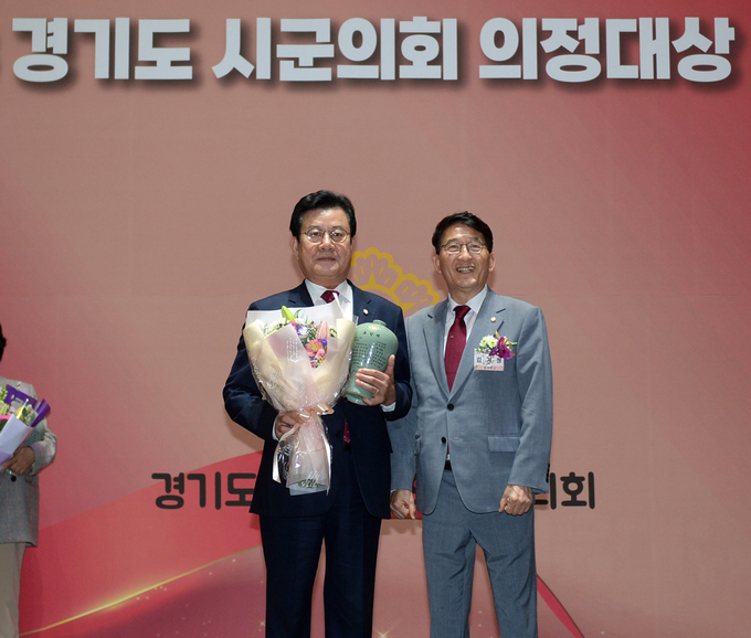 오산시의회 이상복 의원이 경기도시․군의회의장협의회 행정감사분야에서 ‘우수상’을 수상했다. (사진=오산시 의회 제공)