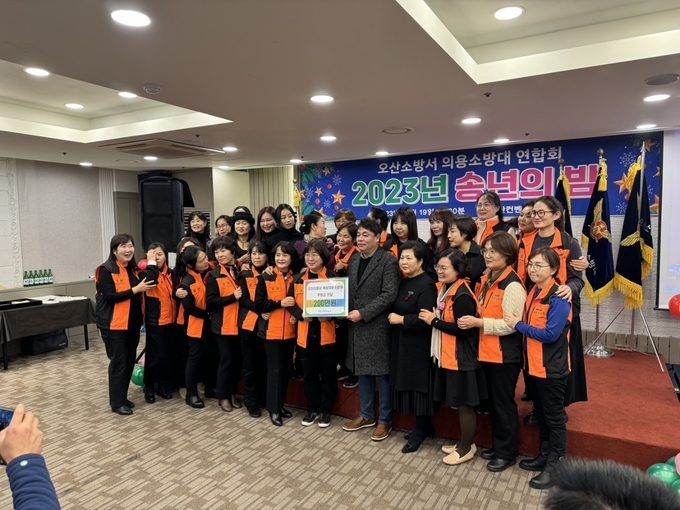 오산소방서 여성의용소방대 대원들이 기념촬영을 하고 있다. (사진=오산소방서 제공)