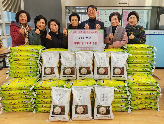 푸른솔봉사단 단원들이 의왕시 부곡동주민센터를 방문해 쌀 쌀 10㎏ 100포를 전달하고 있다. (사진=의왕시 제공)