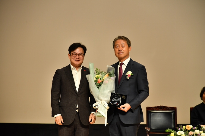 35년 공직생활을 마감한 클린사업소 두철언 소장의 퇴임식에 참석한 김병수 시장과 기념사진을 찍고 있다.(사진=천용남 기자)
