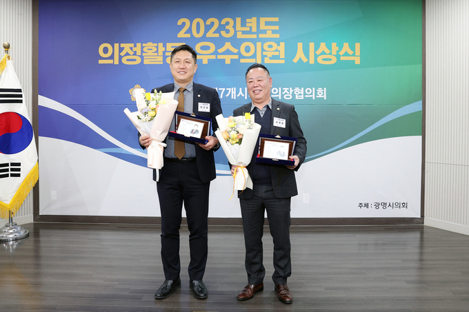 (왼쪽부터) 이건섭, 서명범 의원. (사진=시흥시의회 제공)