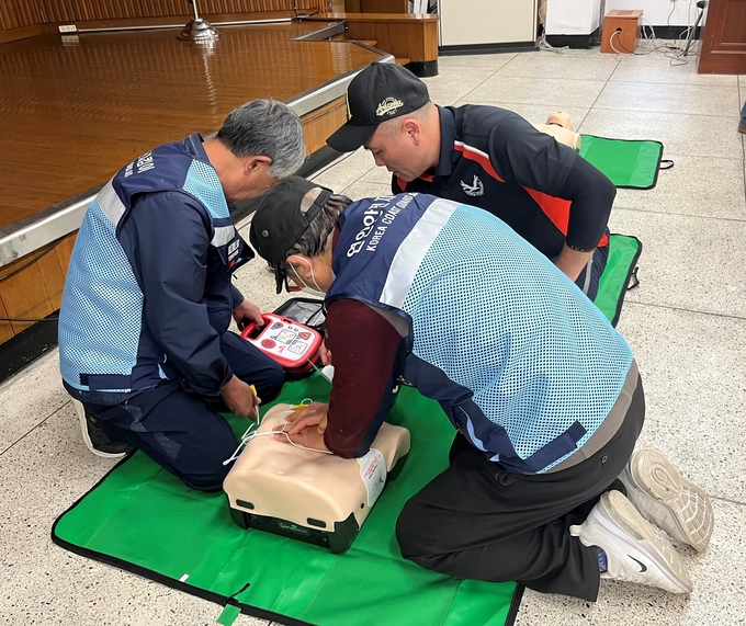 해양경찰청 안전지킴이로 활동하는 지역주민들이 심폐소생술 교육을 받고 있다. ( 사진 = 해양경찰청 제공 )