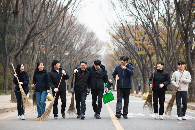 김종필 공단 이사장(왼쪽 네번째)이 직원들과 환경정비 작업을 펼치고 있다. ( 사진 = 인천시설공단 제공 )