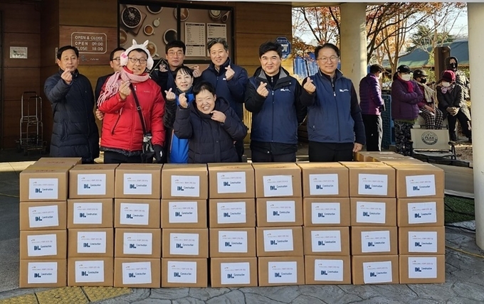 DL건설 임직원들이 인천 동구 만석동 괭이부리말 인천쪽방 상담소에 김장 김치를 전달했다. (사진=DL그룹 제공)
