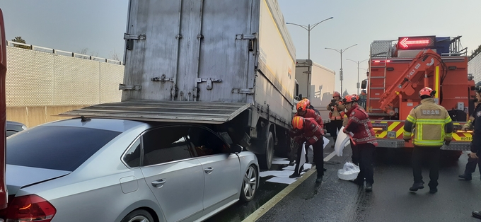지난 27일 오후 12시 23분쯤 인천 남동구 고잔동 송도지하차도에서 직진 중이던 차량 5대가 추돌했다. ( 사진 = 인천소방본부 제공 )