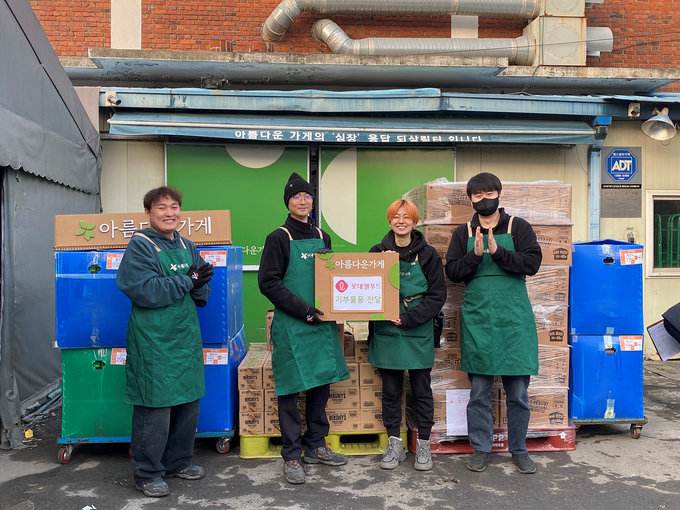 롯데웰푸드는 아름다운가게에 과자 500박스를 전달했다. (사진=롯데웰푸드 제공)