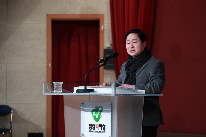 주광덕 남양주시장이 '2023년 종무식'에서 송년사를 통해 시민들과 직원들에게 감사의 인사를 전하고 있다. (사진=남양주시 제공)