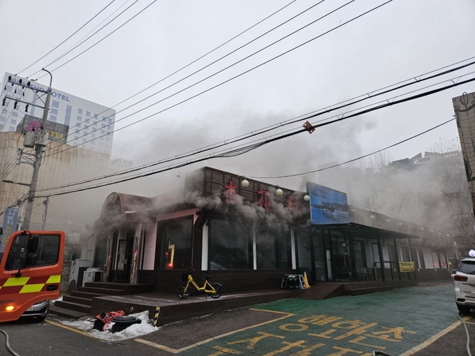  30일 수원의 한 식당에서 화재가 난 모습. (사진=경기도소방재난본부 제공)