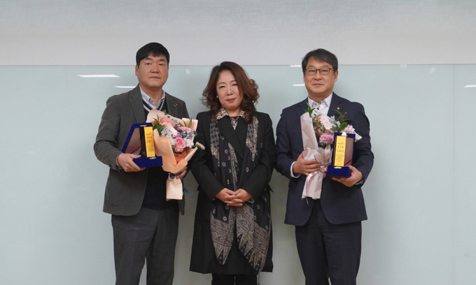 감사패 전달식. (사진=화성시문화재단 제공)