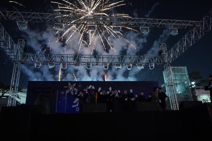타종식 이후 타종인사들과 함께 맞이한 불꽃축제. ( 사진 = 김주헌 기자 )