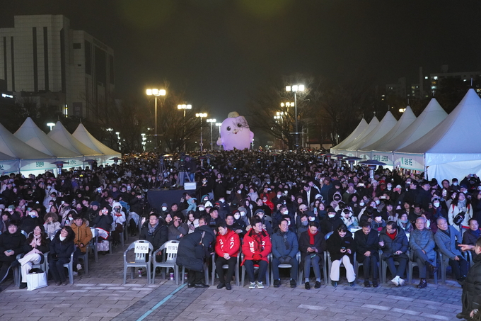 2023 송년제야 문화축제에 참석한 시민들. ( 사진 = 김주헌 기자 )