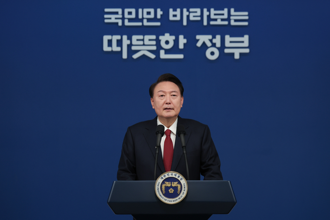 윤석열 대통령이 2024년 갑진년 새해 첫날인 1일 서울 용산 대통령실 청사에서 신년사를 발표하고 있다. (사진=연합뉴스)