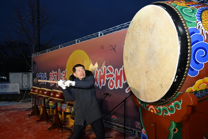백경현 구리시장이 1일 ‘2024 갑진년 새해맞이 행사’에 참가해 새해 시작을 알리는 대북을 치고 있다. (사진=구리시 제공)