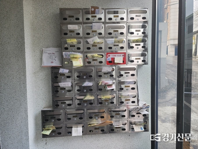  전세사기가 발생했다는 의혹의 주택 우편함에 각종 고지서와 우편물이 꽂혀있다. (사진=박진석 기자)