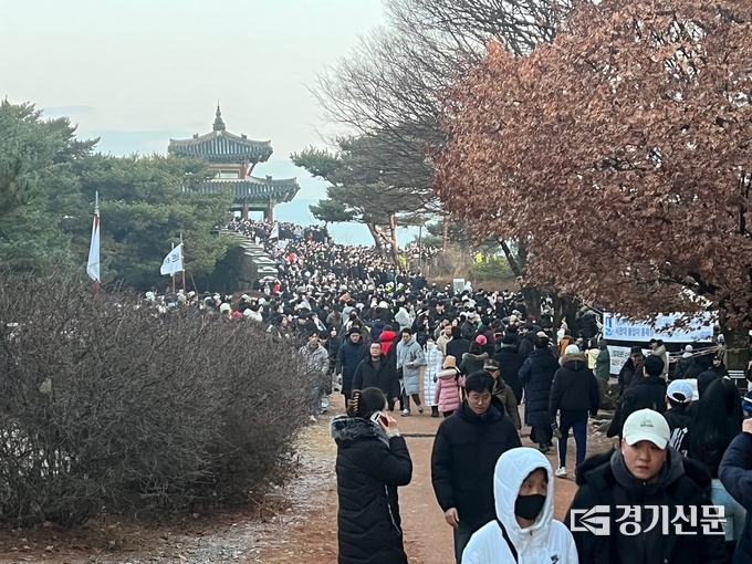 1일 오전 서장대 많은 인파가 해맞이 행사에 참여한 뒤 귀가하고 있다. (사진=이보현 기자) 