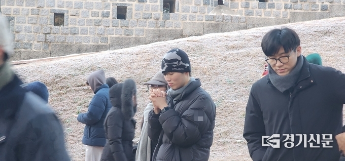 1일 오전 한 시민이 떠오른 해를 보며 소원을 빌고 있다. (사진=이보현 기자)
