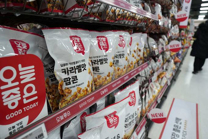 오늘좋은 카라멜팝콘 상품이 진열된 모습. (사진=롯데마트 제공)