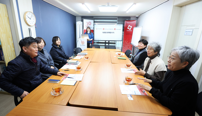 지난달 28일 박종효 구청장이 인천이주여성센터 ‘살러온’을 방문해 현장 의견을 듣고 있다. ( 사진 = 남동구 제공 )