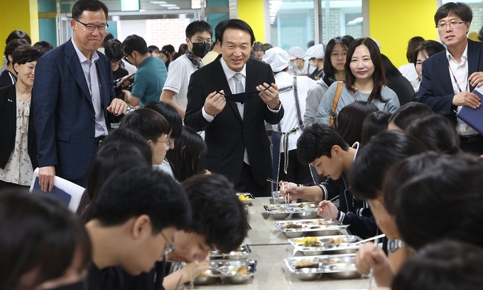 임태희 경기도교육감이 학생들의 급식 실태 현황을 살펴보고 있다. (사진=경기도교육청 제공)