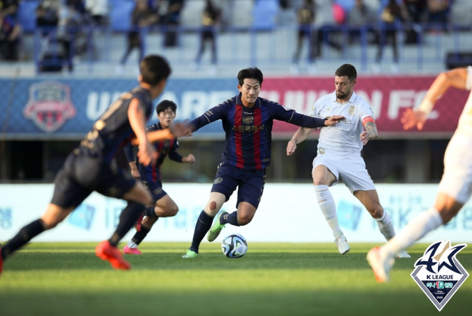 2024시즌 프로축구 K리그2 수원 삼성의 유니폼을 입게된 김현. (사진=한국프로축구연맹 제공)