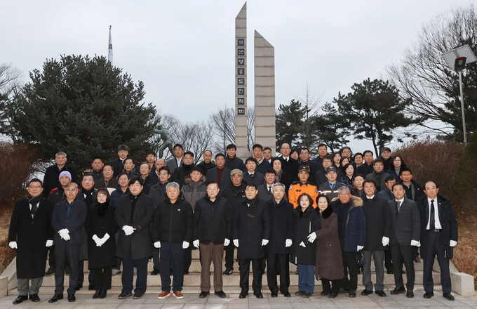 2일 오전 해군 영흥도 전적비 앞에서 문경복 군수, 이의명 의장, 신영희 시의원 등이 신년 참배를 마치고 기념촬영하고 있다. ( 사진 = 옹진군 제공 )