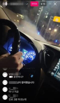 지난 1일 초등학생과 중학생이 무면허로 차량을 몰며 인터넷 생중계하는 모습. ( 사진 = 연합뉴스 제공 )