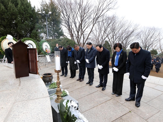 광명시의회가 2일 오전 현충탑 참배로 2024년 갑진년(甲辰年) 새해 첫 의정활동을 시작했다. (사진=광명시의회 제공)