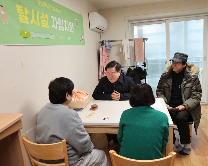 박승원 광명시장이 갑진(甲辰)년 연두 일정을 장애인 자립생활 체험홈 방문 현장을 살피는 행보로 시작했다.(사진=광명시 제공)