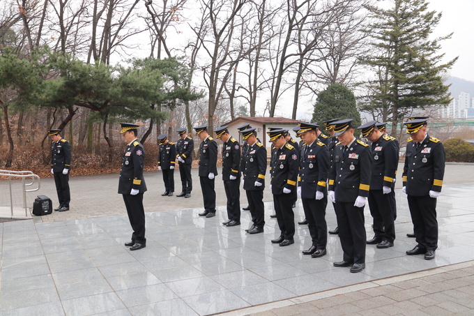 시흥소방서는 2일 논곡동 소재 현충탑을 찾아 참배하는 것으로 2024년 갑진년 새해 첫 공식 일정을 시작했다.(사진=시흥소방서 제공).