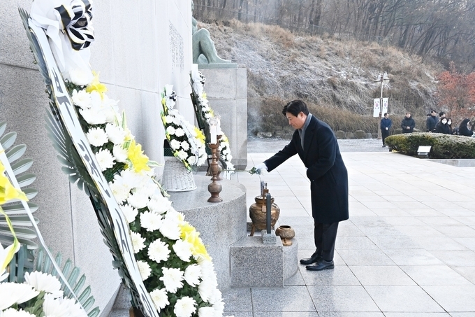 조용익 부천시장이 원미산 현충탑 참배를 하며 갑진년 새해를 시작하고 있다. (사진=부천시 제공)<br>
