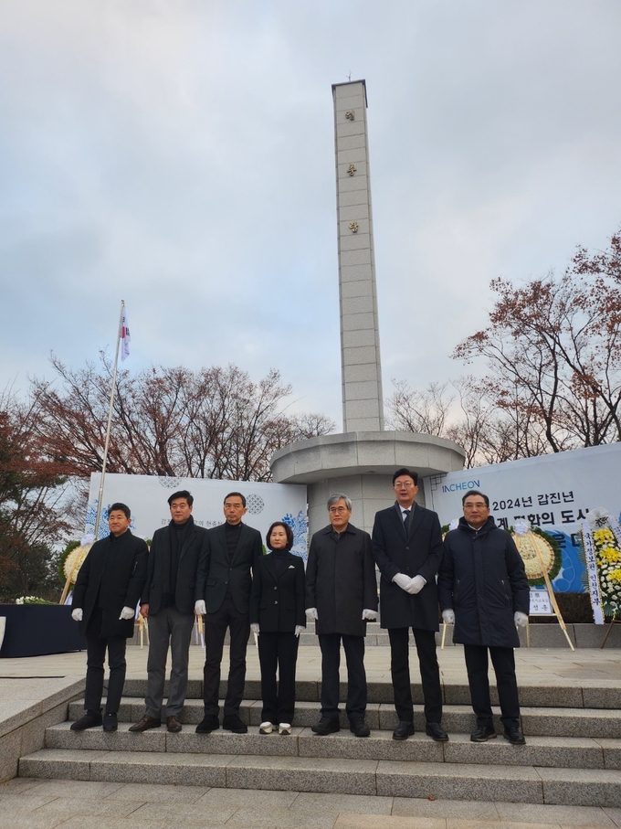 2일 오전 인천시 국힘 예비후보 및 출마예정자들이 미추홀구 수봉공원 현충탑을 참배했다. ( 사진 = 국민의힘 인천시당 제공 )