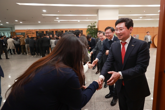이상일 용인시장이 시무식에서 시 직원들과 악수를 하고 있다. (사진=용인시 제공)<br>
