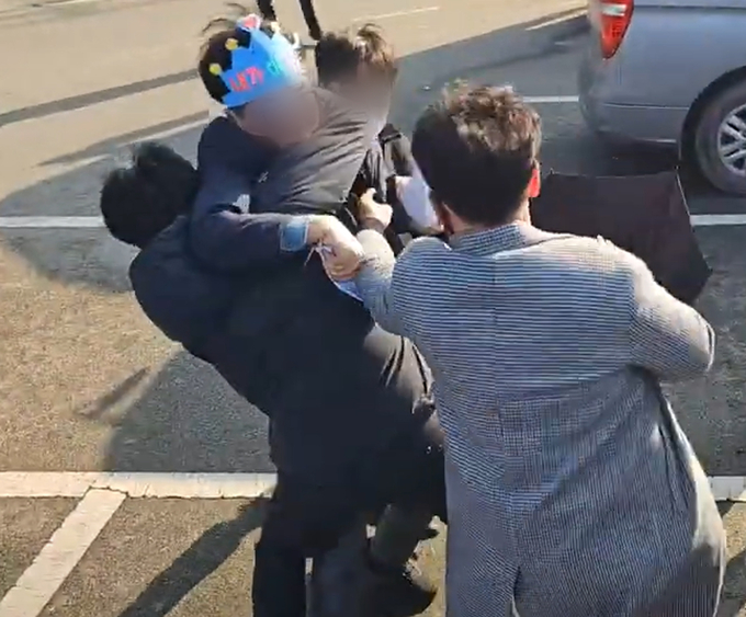 2일 부산 가덕도 신공항 부지에서 이재명 더불어민주당 대표를 습격한 60대 남성이 현장 검거 됐다. (사진=연합뉴스)