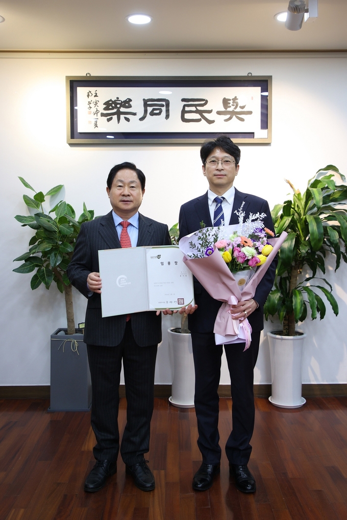 홍지선(오른쪽) 경기도 지방이사관이 남양주시 부시장 임용장을 받고 주광덕 남양주시장과 함께 기념촬영을 하고 있다.(사진=남양주시 제공)