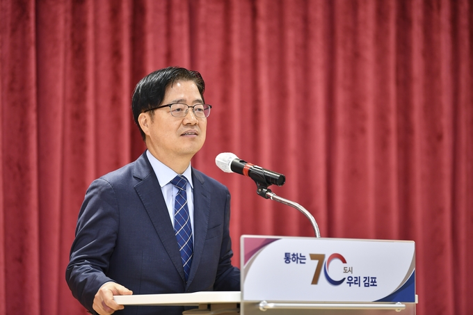 김포시에 취임한 김규식 부시장이 공식 일정에 앞서 회의를 주재하고 있다. 김포시청제공
