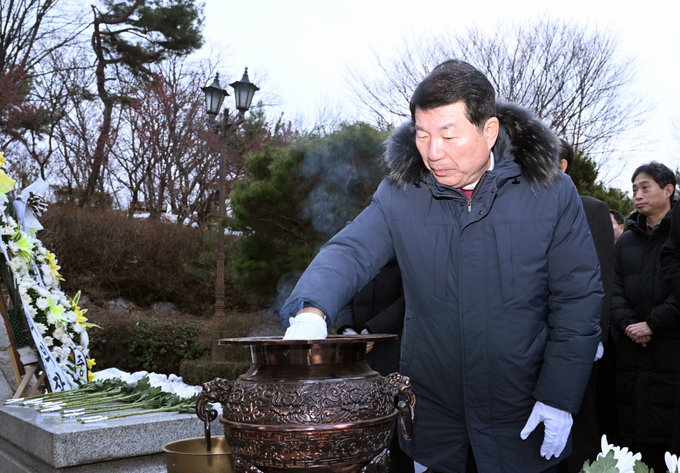 백경현 구리시장이 2일 인창중앙공원 현충탑에 참배하고 있다. (사진=구리시 제공)
