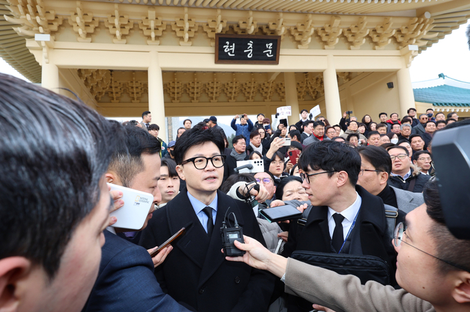 국민의힘 한동훈 비상대책위원장이 2일 오전 국립대전현충원을 찾아 참배한 뒤 취재진 질문을 받고 있다. (사진=연합뉴스)