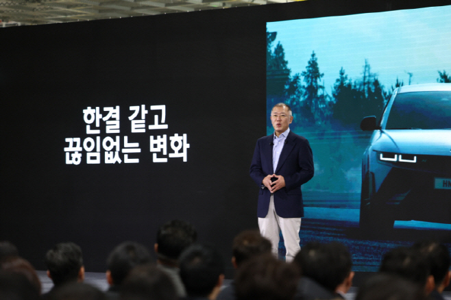 정의선 현대자동차그룹 회장이 3일 오전 경기도 기아 오토랜드 광명에서 열린 현대자동차그룹 2024년 신년회에서 신년사를 하고 있다. (사진=연합뉴스 제공)