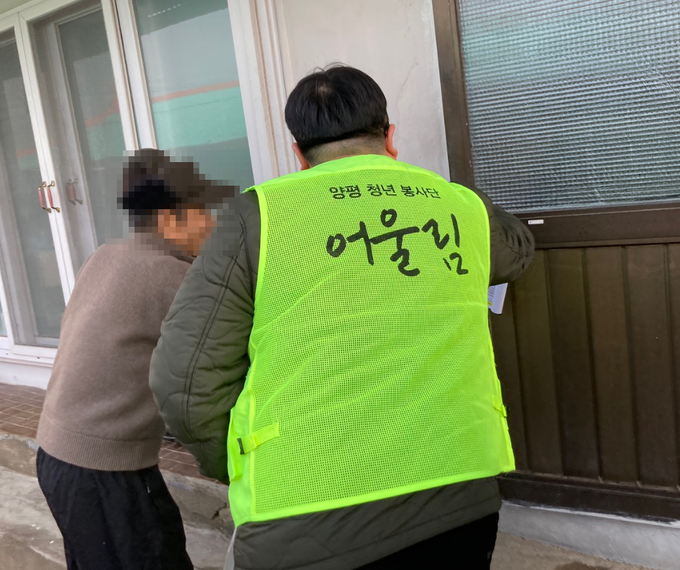 양평청년봉사단 어울림 단원이 반찬 배달 봉사에 나서고 있다. (사진=양평군 양평읍 행정복지센터 제공)
