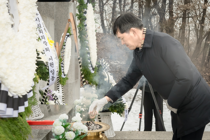 김현택 남양주시의장이 시의원들과 함께 양정동 현충탑을 찾아 순국선열과 호국영령들에게 헌화·분향을 하고 있다. (사진=남양주시의회 제공)