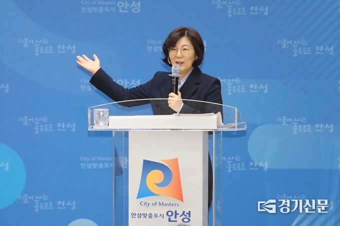 김보라 안성시장이 2024년 신년맞이 언론인 간담회에서 시정 브리핑을 하고 있다(사진=정성우 기자)