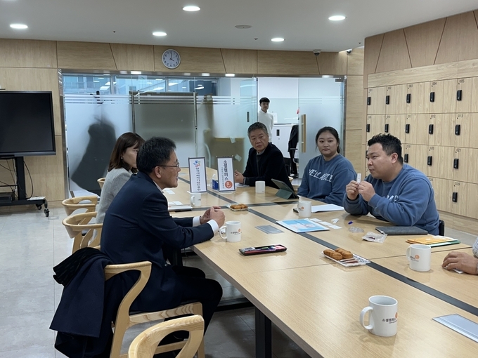 이상창 경기지방중소벤처기업청 청장이 소셜캠퍼스 온 경기에서 강한소상공인으로 선발된 (주)웰에이블(대표 임우근) 관계자들과 간담회를 진행하고 있는 모습. (사진=경기지방중소벤처기업청 제공)