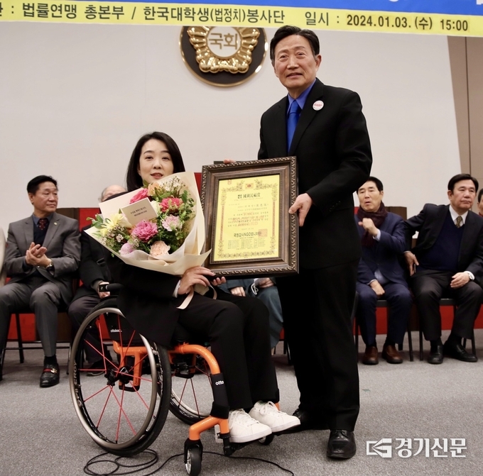 최혜영 의원이 2023년도 국리민복상을 수상하고 있다. (사진=최혜영 의원실 제공)